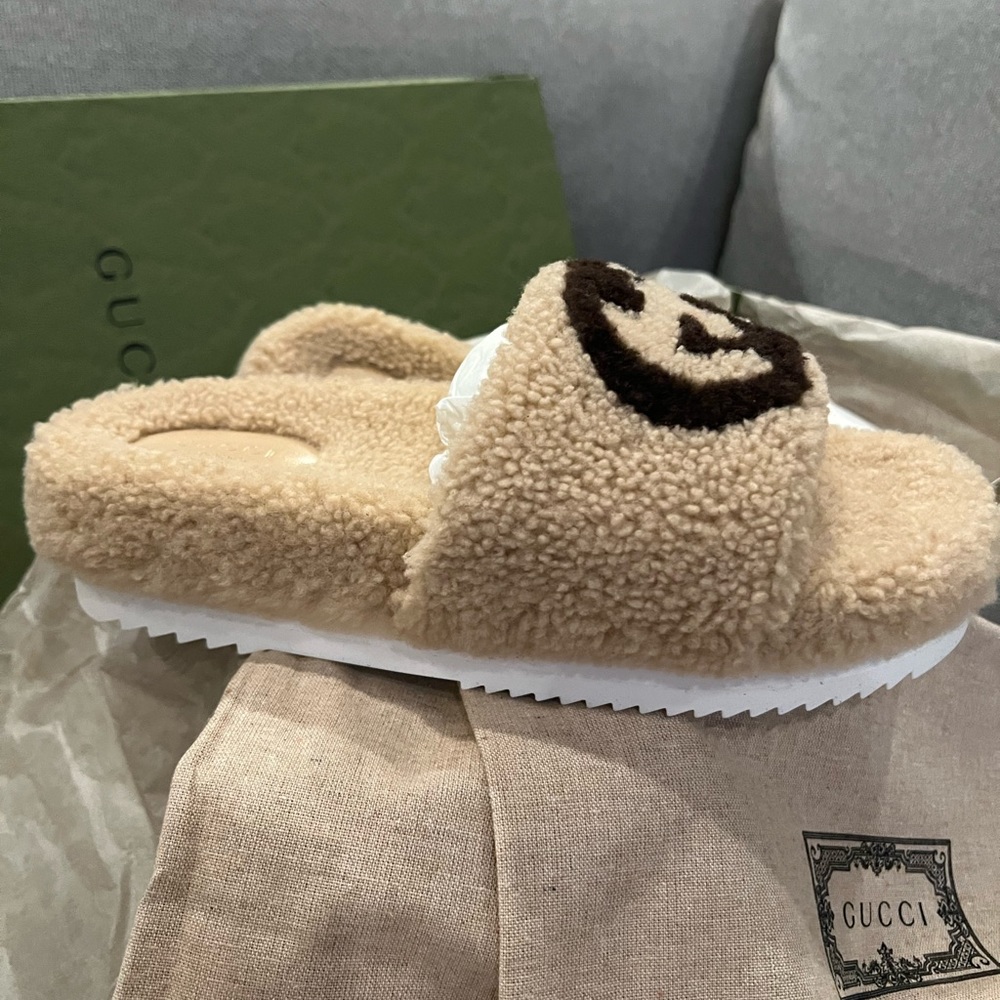 NEW in box. Gucci GG beige shearling fur platform slides - Picture 8 of 11